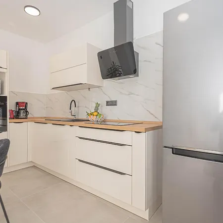 Apartment House Pod Suncem
