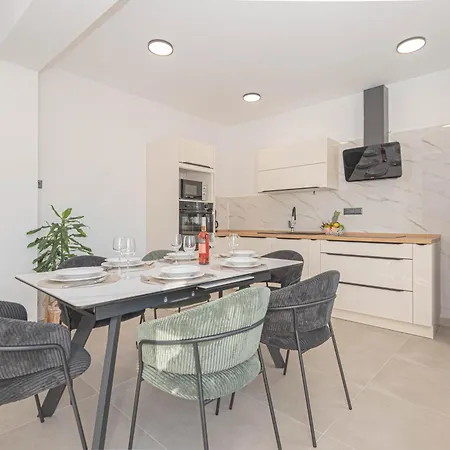 Apartment House Pod Suncem
